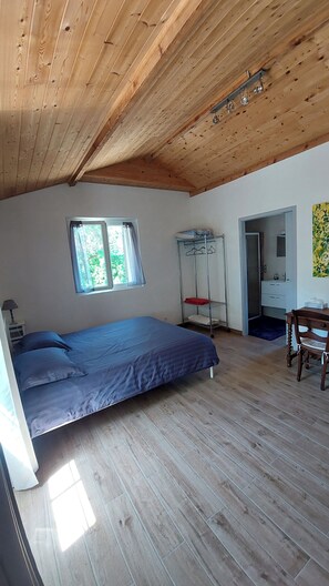 3 chambres, fer et planche à repasser, lit de bébé portatif, Wi-Fi