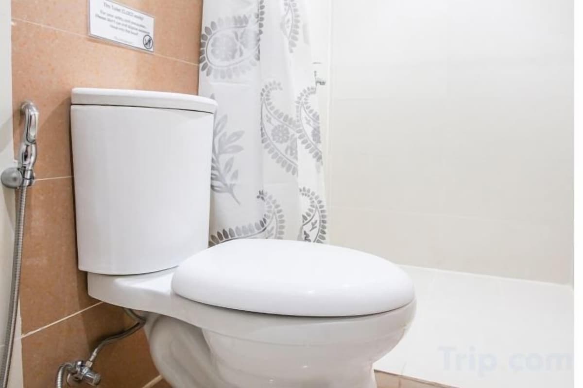 Chuveiro, toalhas de banho, sabonete, shampoo