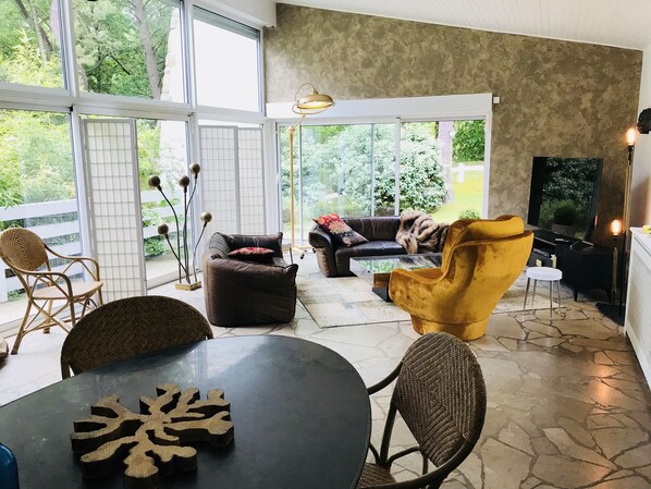 TV, fireplace, books, stereo