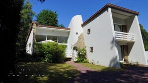 A modern two-story house with a white exterior, a stone facade, and a balcony. - Beautiful architect house in the forest of Le Touquet (Le Touquet-Paris-Plage)