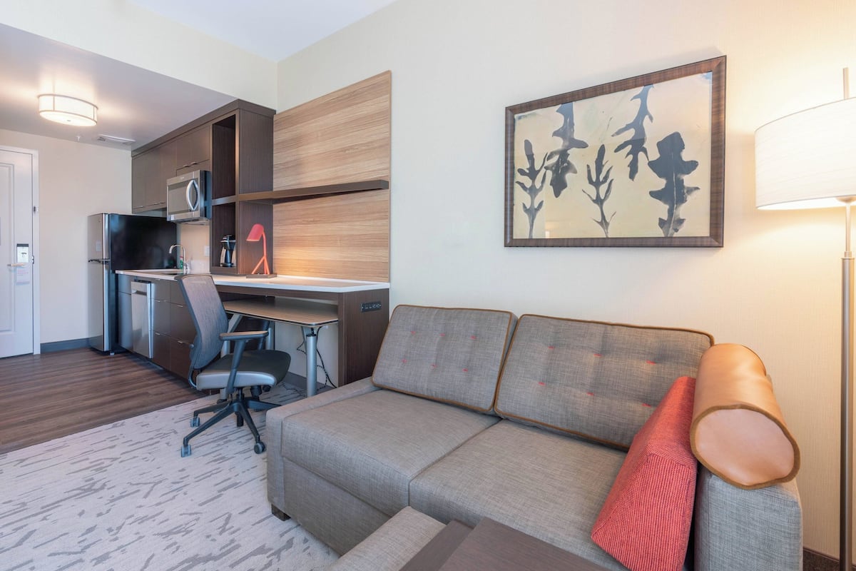 1 habitación, escritorio y espacio para trabajar con laptop
