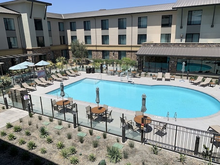 Una piscina al aire libre. TownePlace Suites by Marriott Agoura Hills