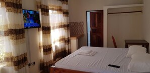 舒适客房, 泳池景观 | 办公桌、免费 WiFi、床单