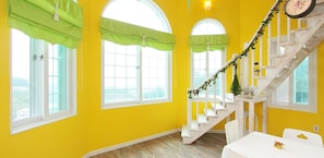 Duplex (Horn, Base 2-person) | Ruang tamu | TV LCD