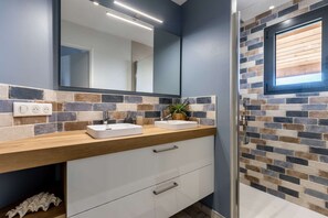 Badewanne, kostenlose Toilettenartikel, Haartrockner, Handtücher