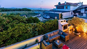 A rooftop terrace with outdoor seating, a pool, and a view of the surrounding landscape. - Villa Oceana exceptional property sea view from every room (Ondres)