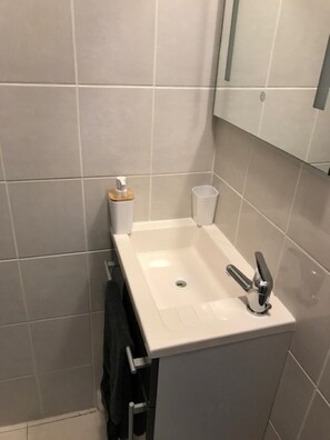 Towels, soap, shampoo, toilet paper