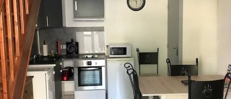 Een koelkast, een microgolfoven, een oven, een kookplaat