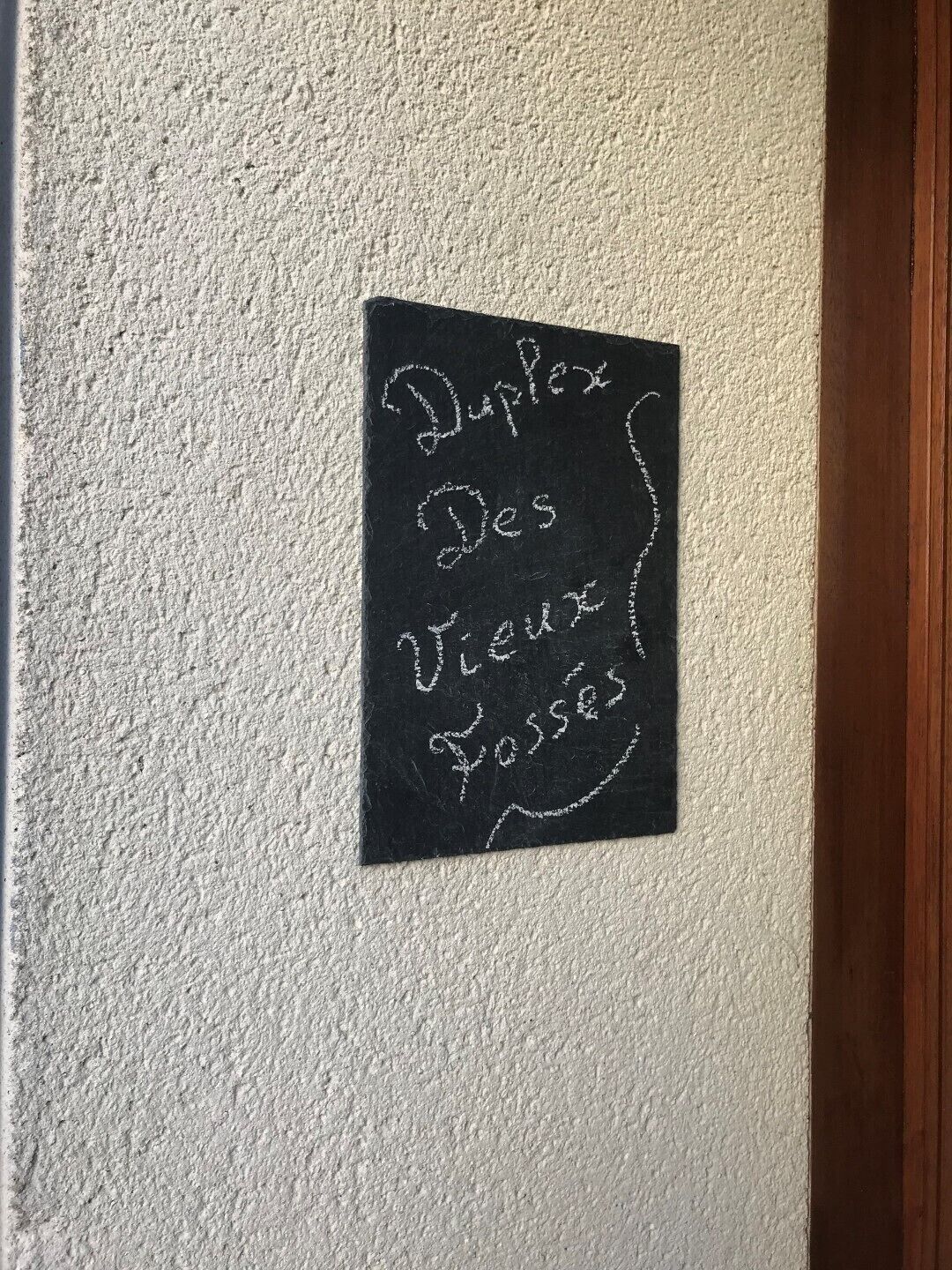 A blackboard with the text "Duplex Des Vieux Fosses" written in chalk.