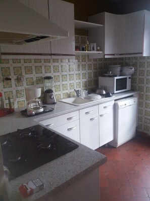 Cookware/dishes/utensils