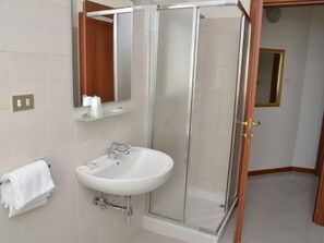 Shower, rainfall showerhead, free toiletries, hair dryer - Residence Club le Nazioni (Montesilvano)