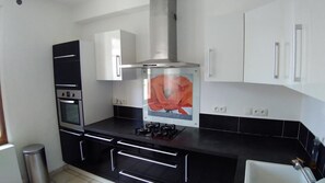 Een koelkast, een microgolfoven, een oven, een vaatwasser