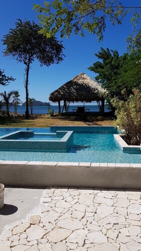 Luxuriöser 2-Bett-Pool am Strand (max. 8 Personen) mit herrlichem Salz-Infinity-Pool.