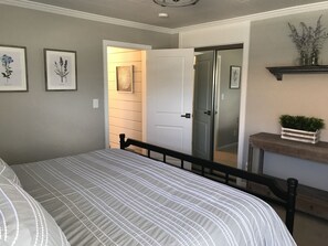 3 soverom, skrivebord, strykejern/-brett og reiseseng for barn