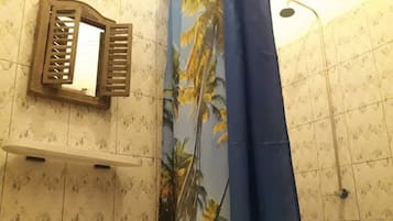 シャワー、タオル、石鹸、シャンプー