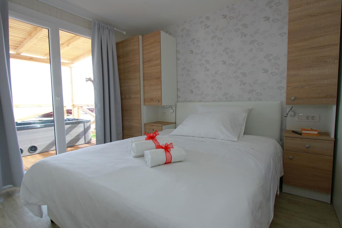 Mobile Home, 3 Bedrooms, Whirlpool Tub (1st Row)