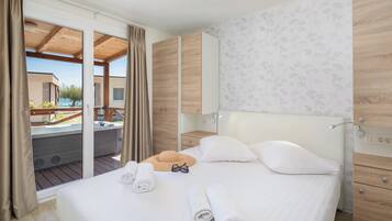 Mobile Home, 3 Bedrooms, Whirlpool Tub (2nd Row) | 3 bedrooms, cribs/infant beds, free WiFi, bed sheets