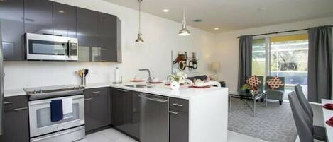 Refrigerador, microondas, horno, placa de cocina