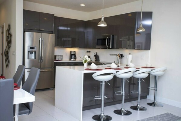 Refrigerador, microondas, horno y parrilla de estufa 