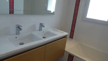 Een bad, handdoeken, toiletpapier