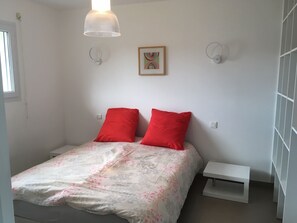 2 bedrooms, iron/ironing board, free WiFi, bed sheets - Duplex Thalasso area, comfort, near beach, Tennis, Wifi & Parking included (Quiberon)