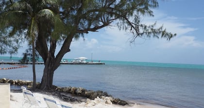 Welcoming 2 bed 2 1/2 bath with stunning ocean views - Retreat # 32