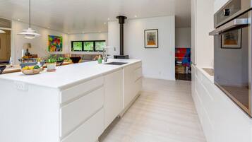 Refrigerador, parrilla de estufa, lavavajillas y cafetera y tetera