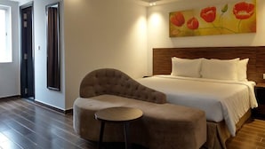 Desk, laptop workspace, free WiFi, individually furnished - Rose Milano Villa (Lam Vien - Da Lat)