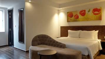 Vila Mewah | Dilengkapi dengan perabotan berbeda-beda dan meja kerja