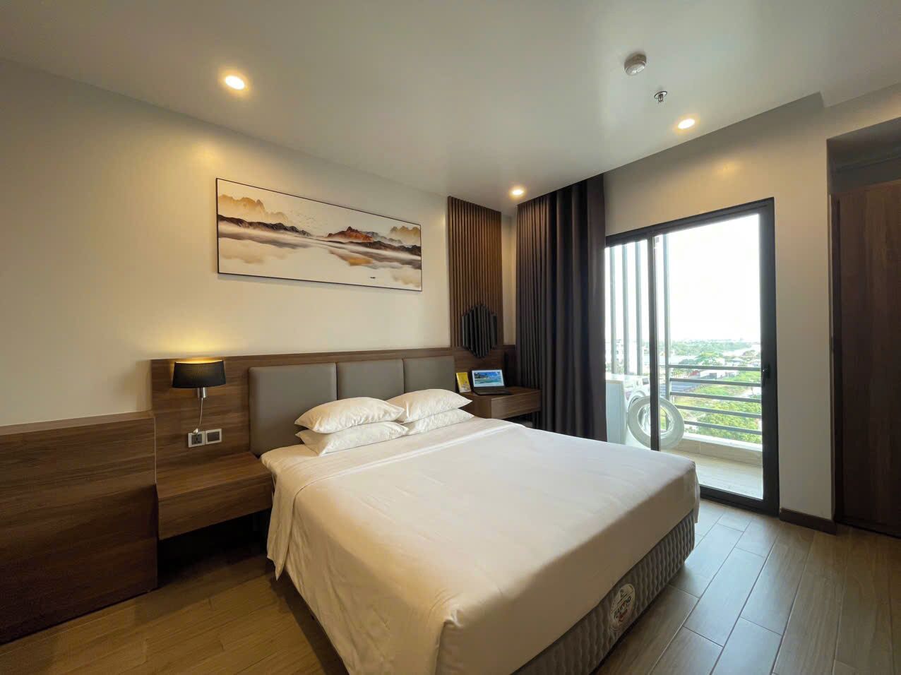 Standard Studio | Minibar, in-room safe, desk, laptop workspace