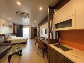 Standard Studio | Minibar, in-room safe, desk, laptop workspace