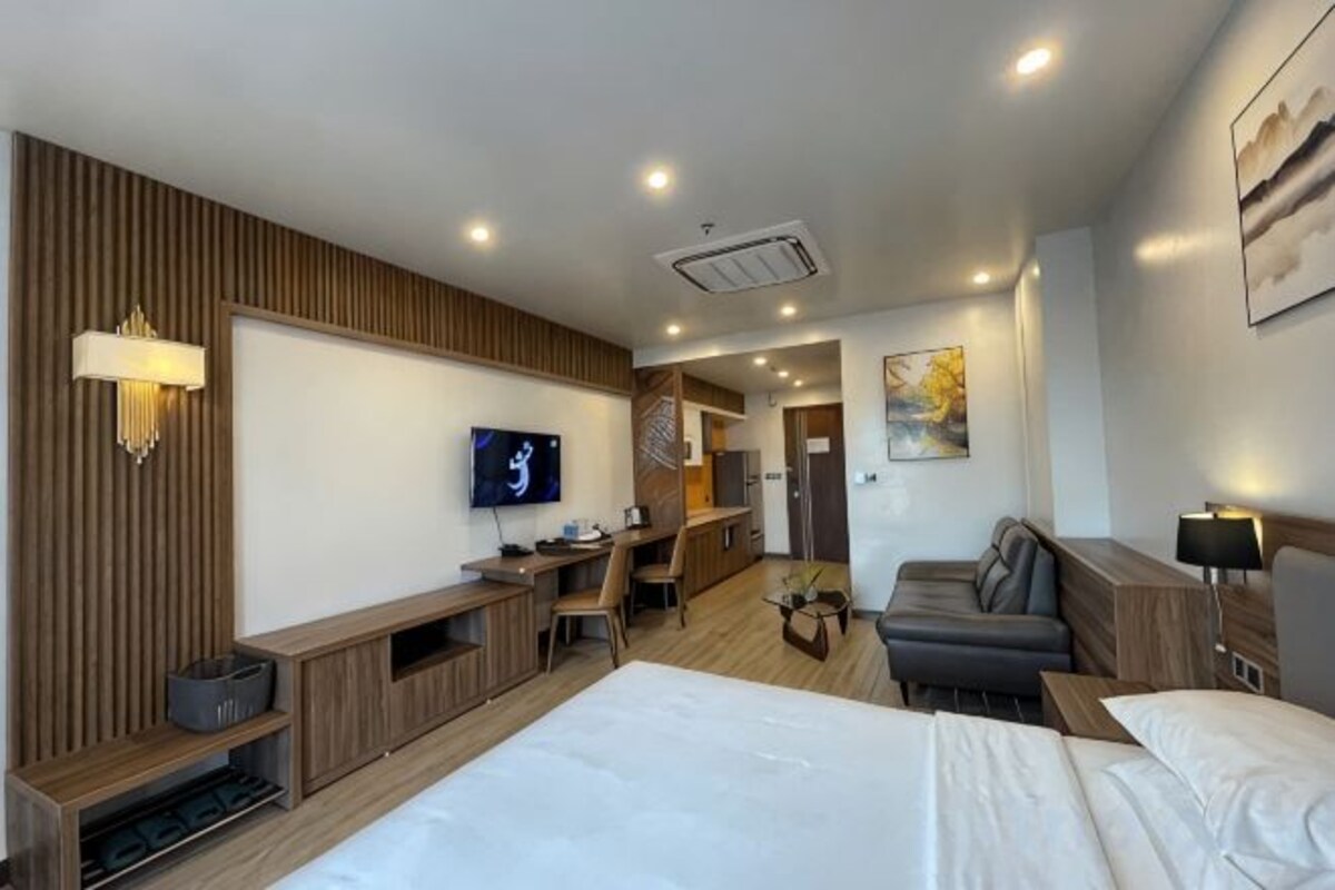 Minibar, in-room safe, desk, laptop workspace