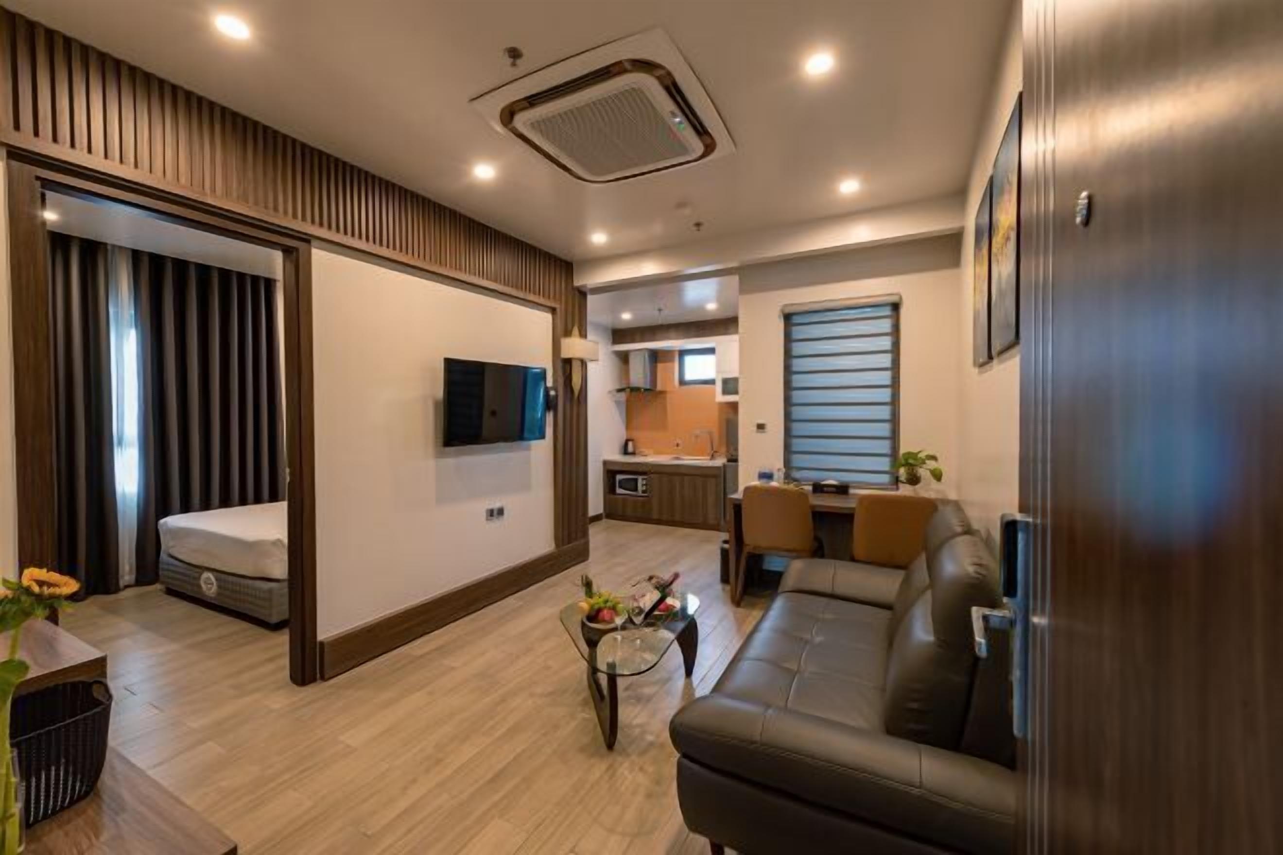 Minibar, caja de seguridad en la habitación y escritorio 