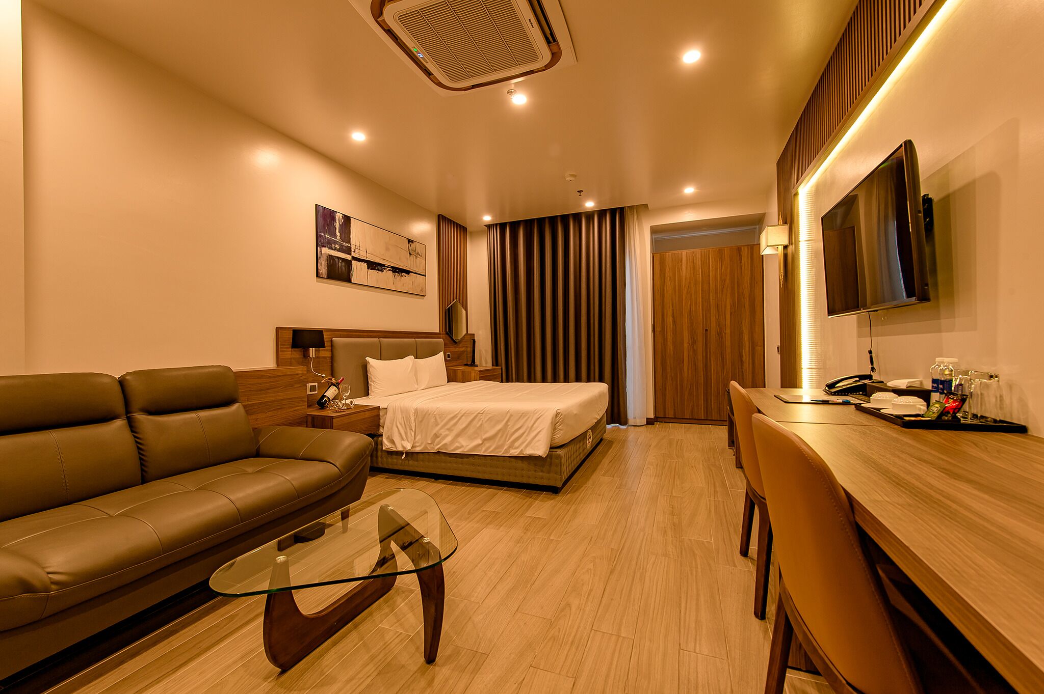 Een minibar, een kluis op de kamer, een bureau, een laptopwerkplek