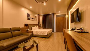 2 bedrooms, minibar, in-room safe, desk