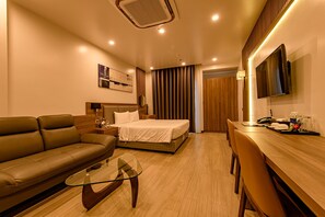 2 多间卧室、迷你吧、客房内保险箱、办公桌