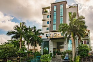 Bagian depan properti - sore/malam