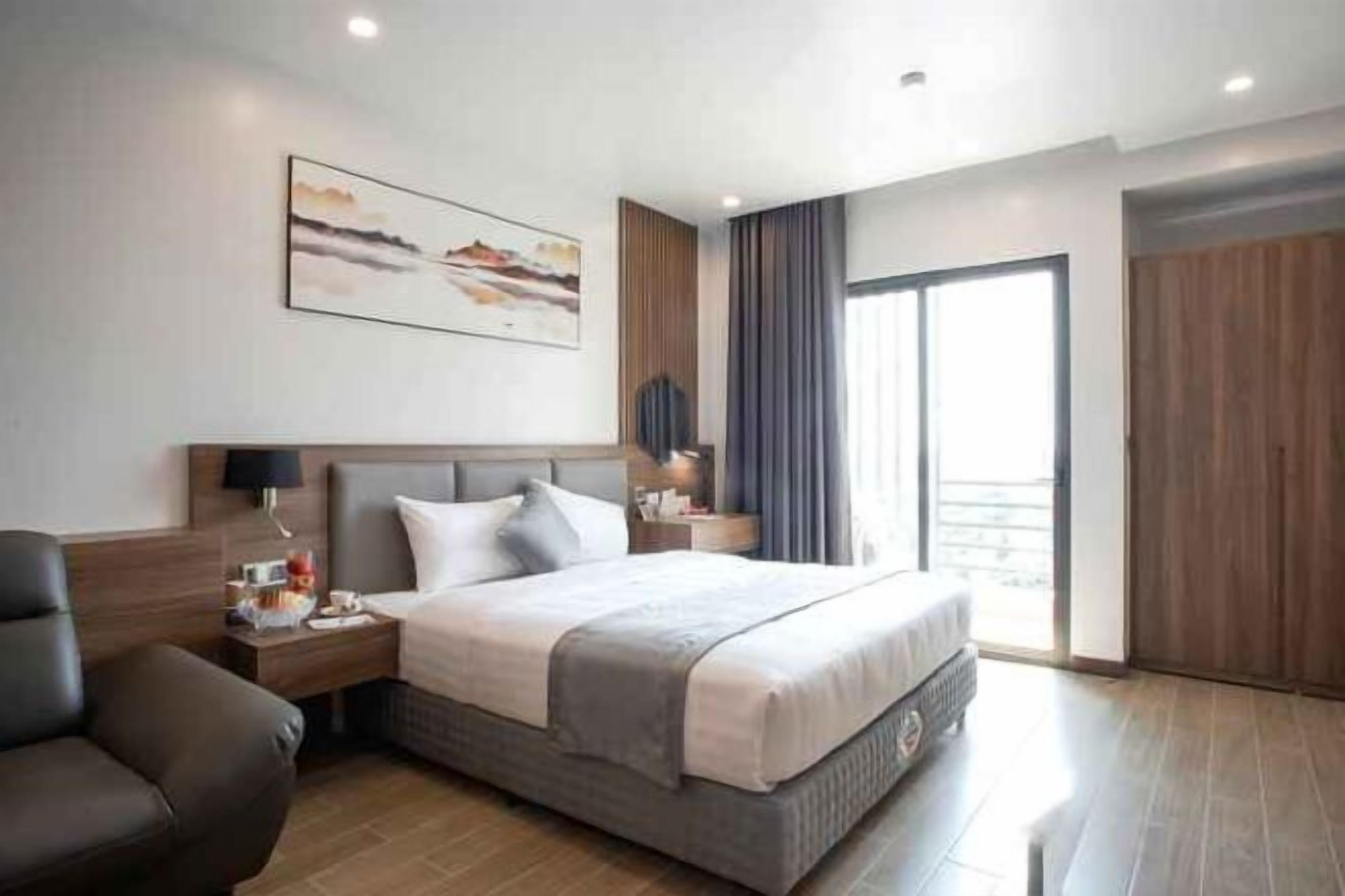 Minibar, in-room safe, desk, laptop workspace