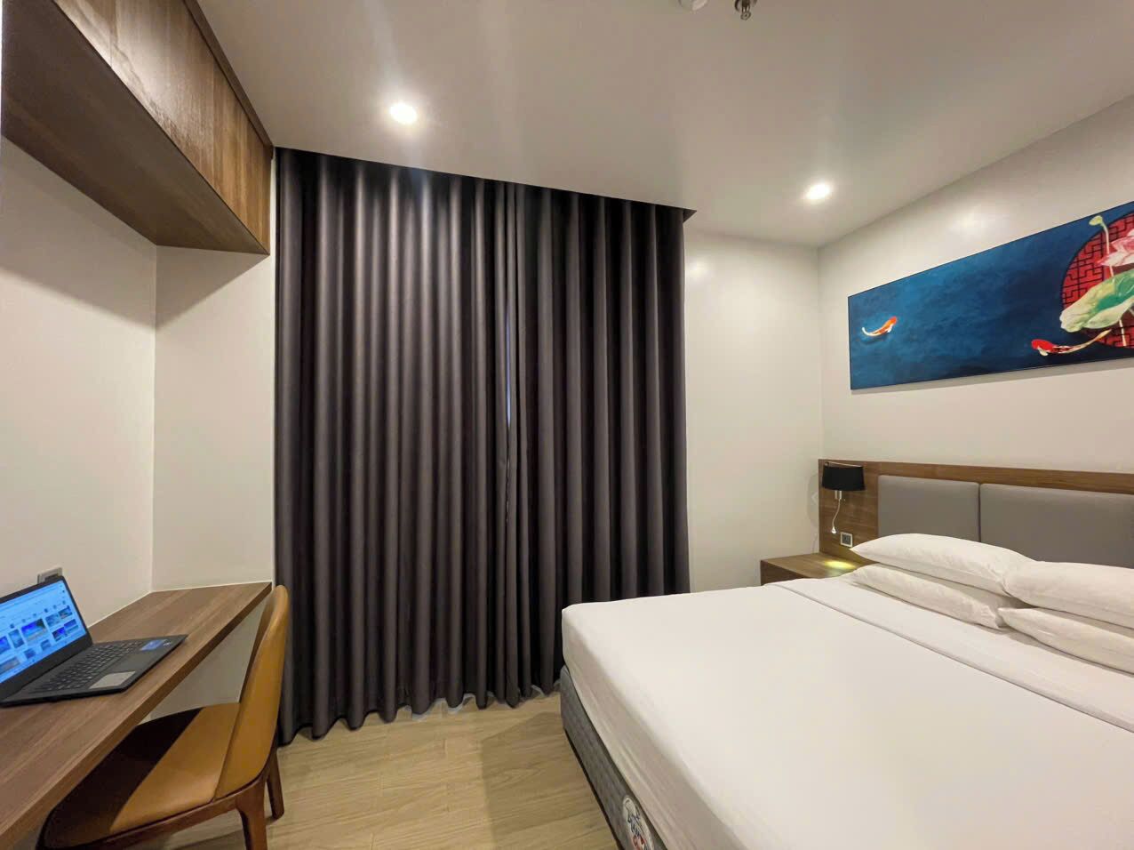 Superior Room | Minibar, in-room safe, desk, laptop workspace