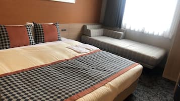 Une chambre d’hôtel avec un grand lit, un canapé-lit, une œuvre d’art accrochée au mur et une fenêtre avec des rideaux.