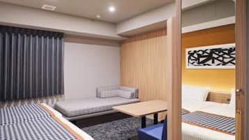Una habitación de hotel moderna con cama, sofá, escritorio y una mesita.