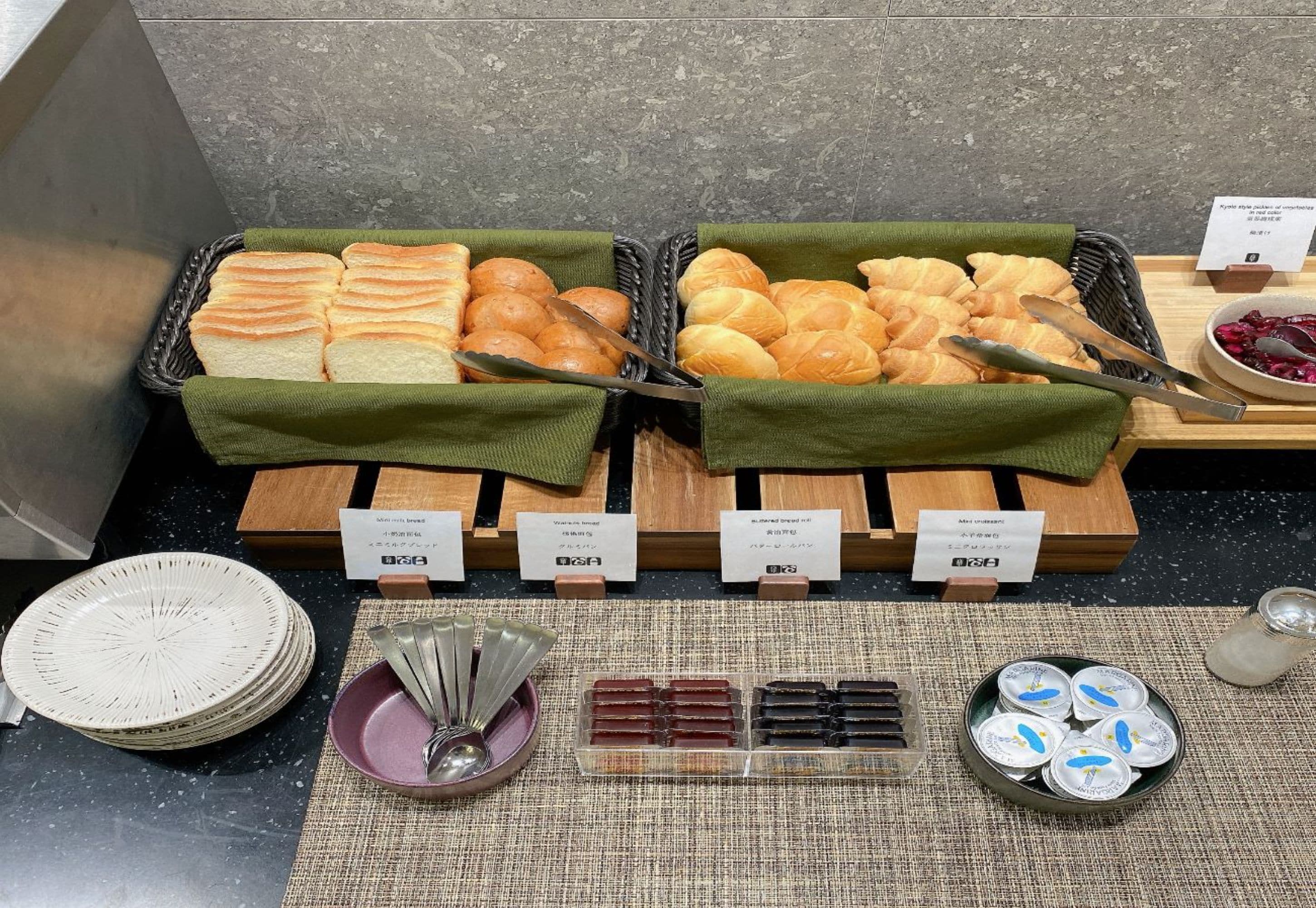 daily buffet breakfast (jpy 1800 per person)