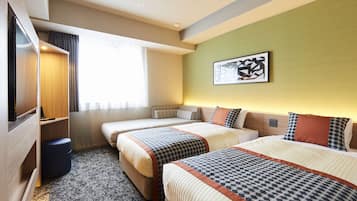 Une chambre d’hôtel avec deux lits, une armoire, une télévision et une fenêtre avec des rideaux.