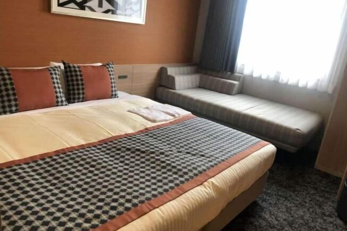 In-room safe, free WiFi, bed sheets