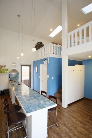 Duplex, banheira de hidromassagem (2 - Only for Family or Female Guests) | Cozinha americana privada | Geladeira, micro-ondas, cooktop, chaleira elétrica