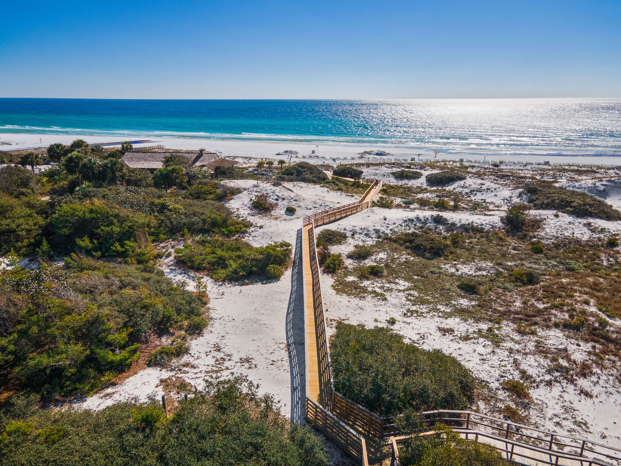 Playa en los alrededores, camastros y toallas de playa 