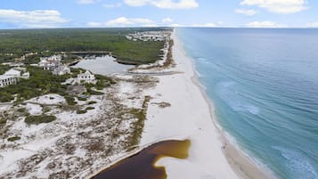 Perto da praia, espreguiçadeiras, toalhas de praia