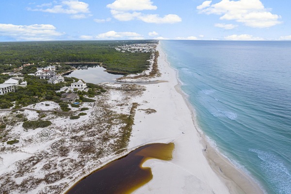 Beach nearby, sun-loungers, beach towels