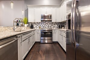 Frigorífico, microondas, horno y placa de cocina