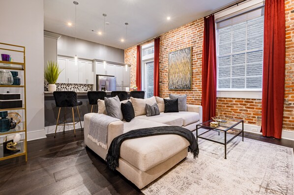 Una televisión, un reproductor estéreo